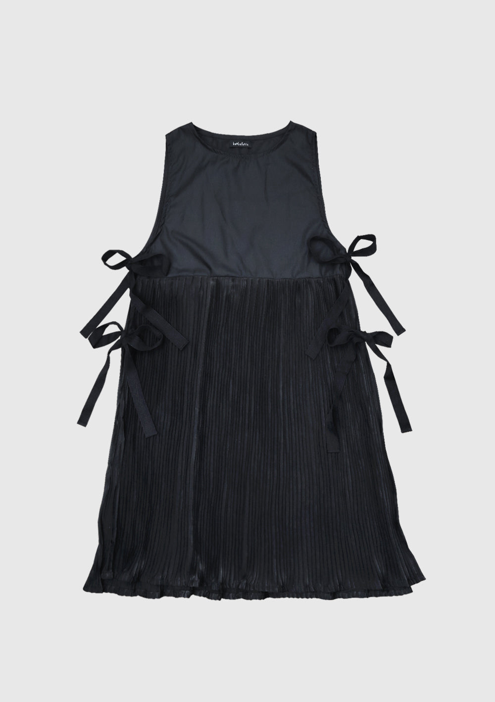 NOIR PLEATS APRON DRESS